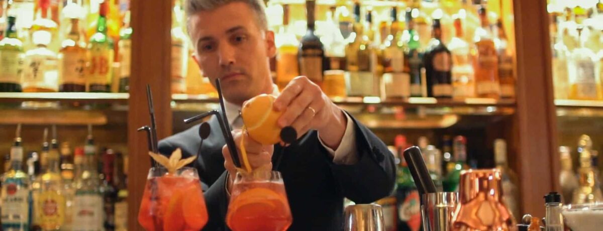 Barman/barmaid 1