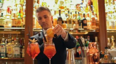 Barman/barmaid 1